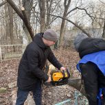 Партийцы убрали территорию Херсонского кладбища