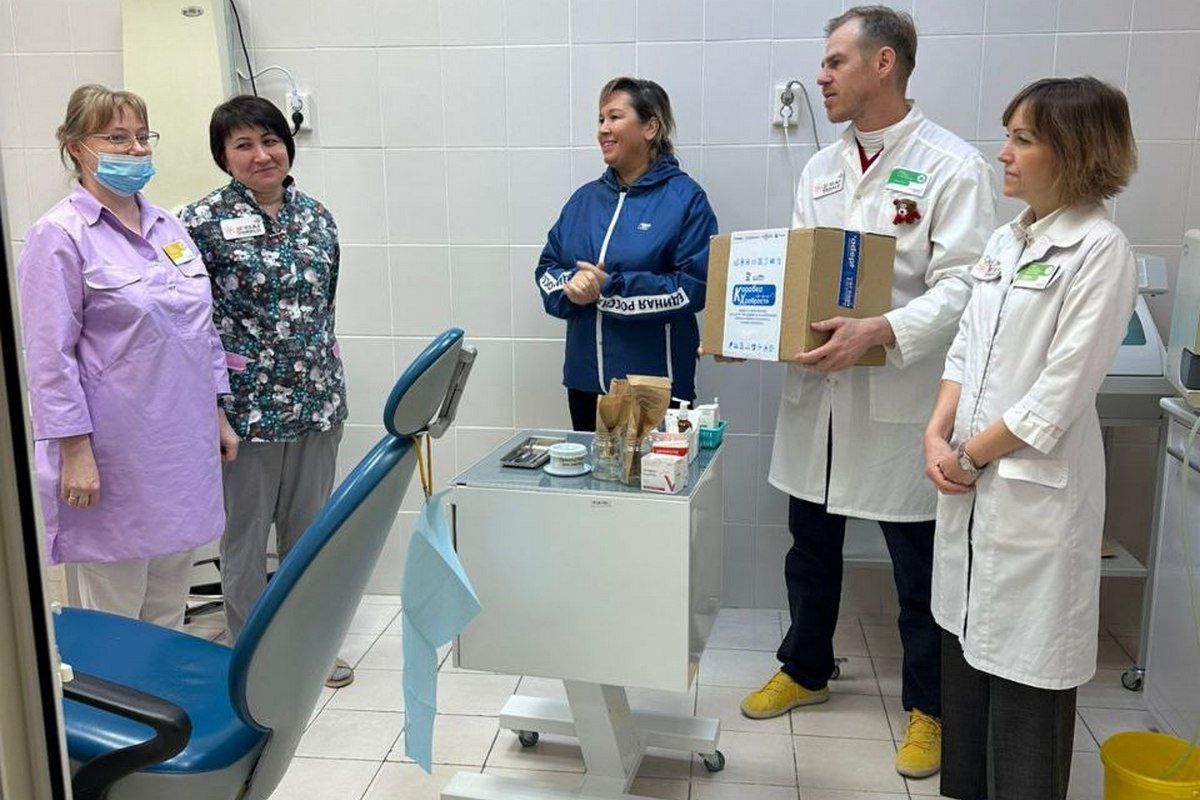 Антон Рыжий и Светлана Шакирова передали детям подарки из Коробки храбрости