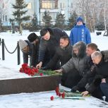 Кузбасские единороссы возложили цветы в честь защитников Отечества