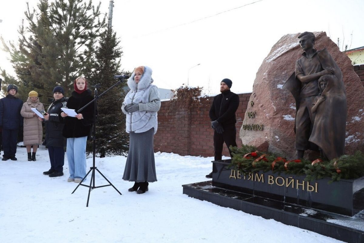 Ирина Солнцева приняла участие в открытии памятника детям войны в Барнауле