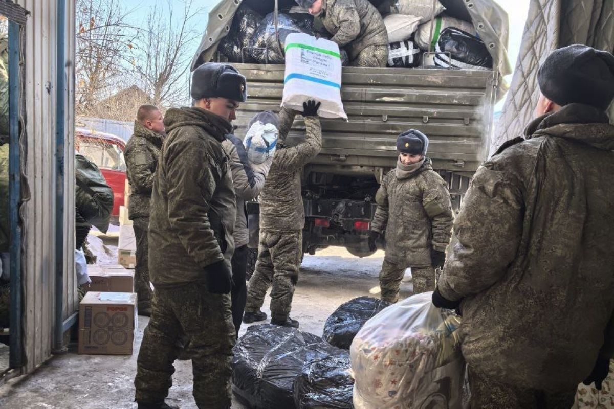 16 маскировочных сетей и 31 коробка гуманитарной помощи передали бойцам активисты Петровск-Забайкальского Женского движения Единой России