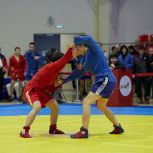 В Верхней Пышме проходит первенство УрФО по самбо