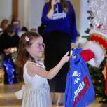 «Единая Россия» и «Молодая Гвардия» организовали масштабные новогодние мероприятия для детей по всей стране