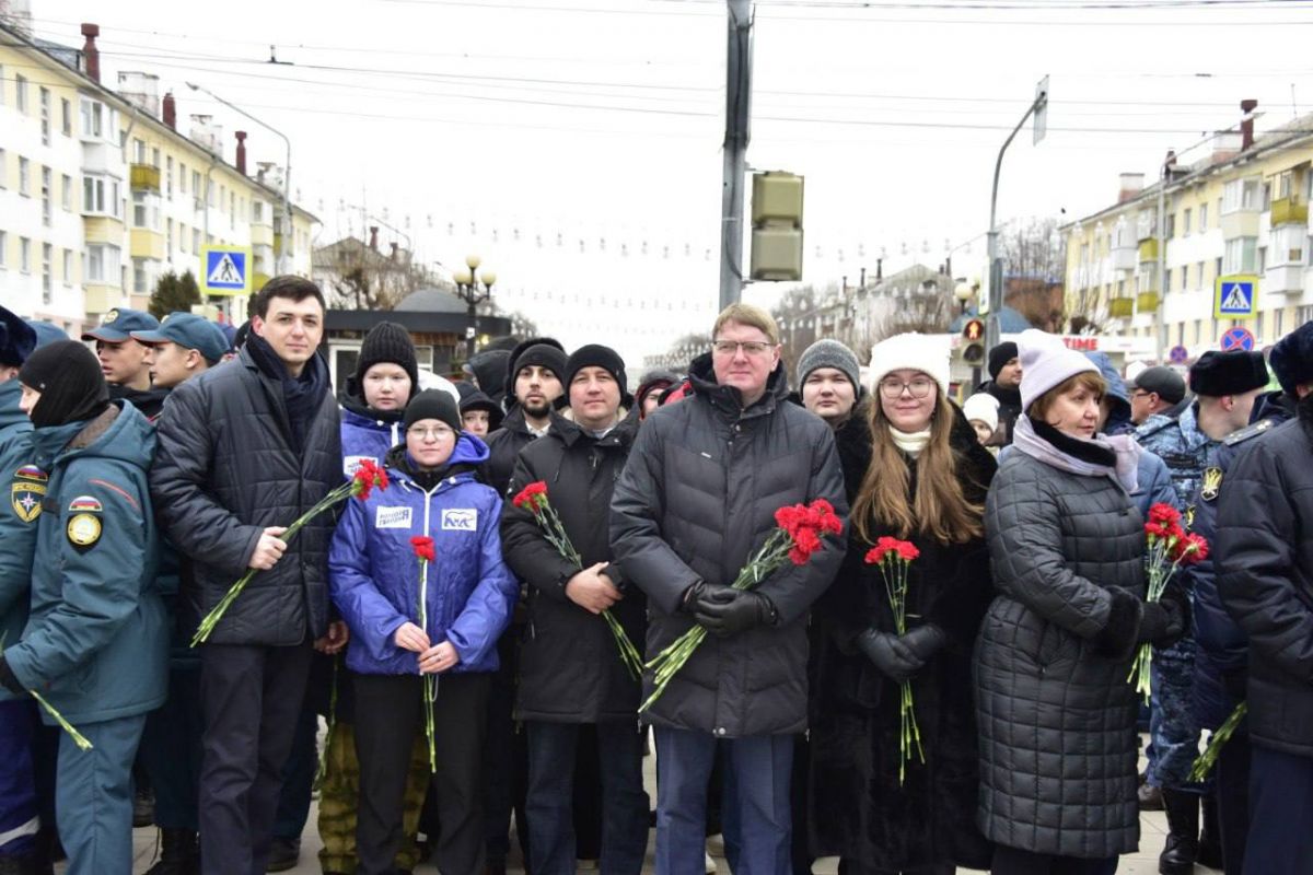 «Единая Россия» в Марий Эл почтила память Героев Отечества