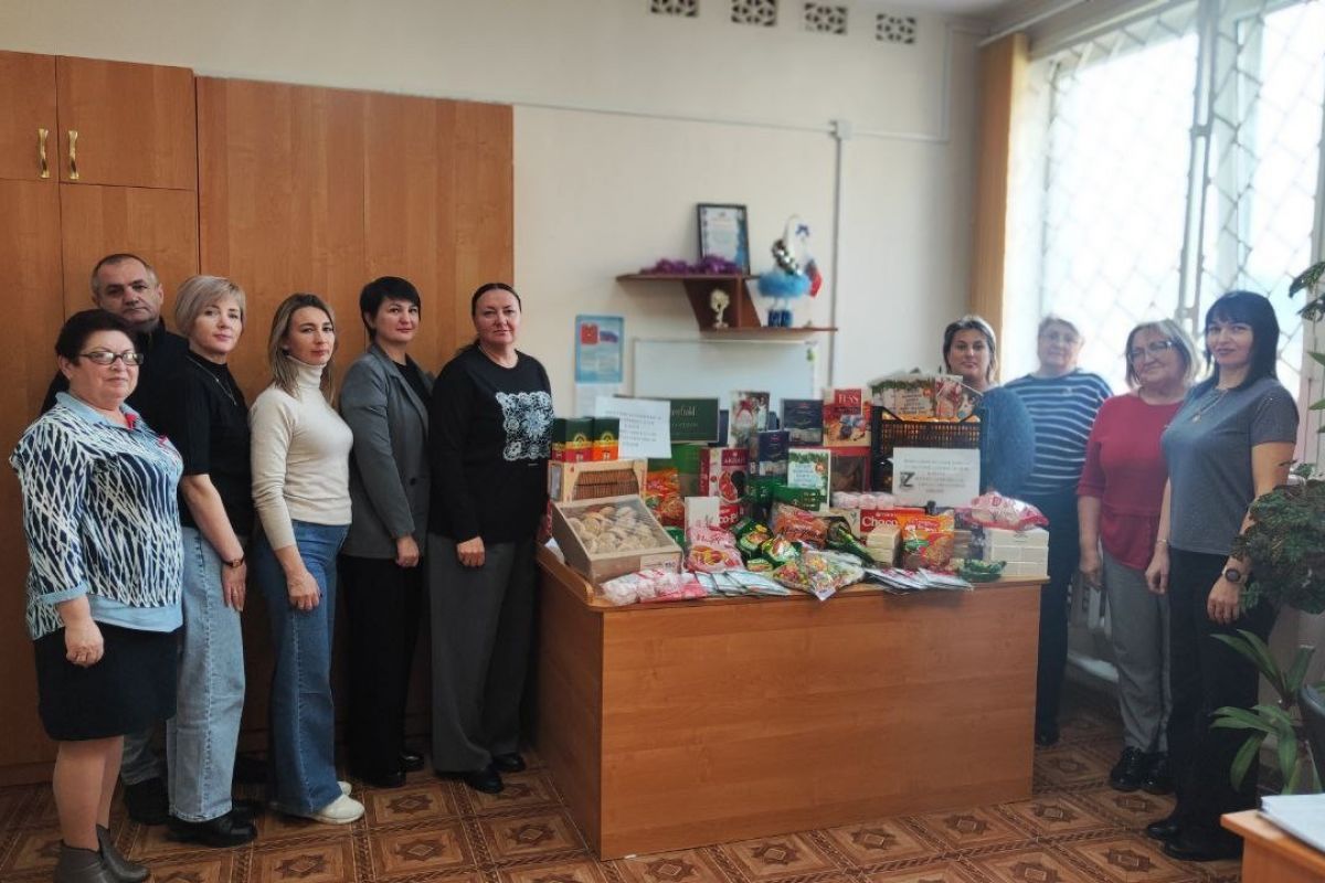 Жители Верхнесадового передали новогоднюю гуманитарную помощь нашим бойцам
