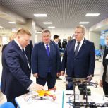 Борис Хохряков оценил лабораторию БПЛА в лицее №2 Нижневартовска
