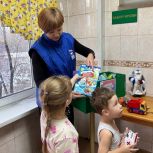 Единороссы передали игрушки для юных пациентов беловской больницы