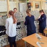 Саратовские школьники изготавливают маскировочные сети для участников специальной военной операции