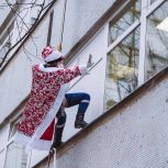 Новогодний десант: Московские депутаты и спасатели подарили праздник детям