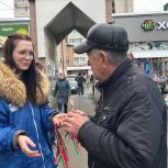 Молодогвардейцы поздравили зеленодольцев с Днем флага Татарстана