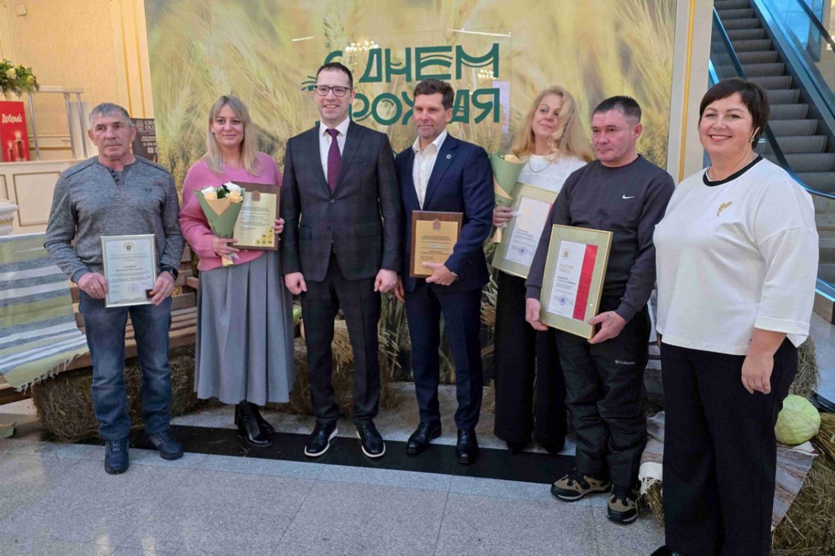 Владислав Зырянов вручил участникам агродиктанта  благодарственные письма на «Дне урожая»