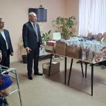 В рамках парпроекта «Старшее поколение» депутат «Единой России»  поздравил с Новым годом