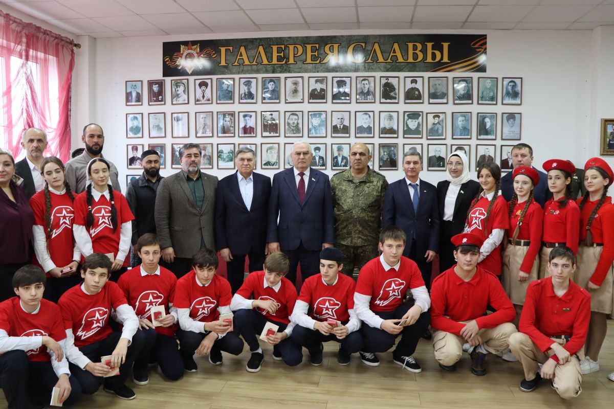 По инициативе «Единой России» в сельской школе Ингушетии открыли галерею славы участников СВО