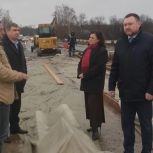 Партийцы проверили ход ремонта моста через озеро Белое в Кадомском районе