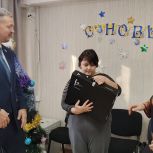 Денис Ягодзинский вручил ноутбук в подарок особенному ребёнку из Ангарска