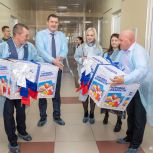 Единороссы Магнитогорска передали подарки юным пациентам детской больницы