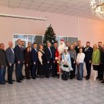 Миасские партийцы примерили на себя роль Деда Мороза