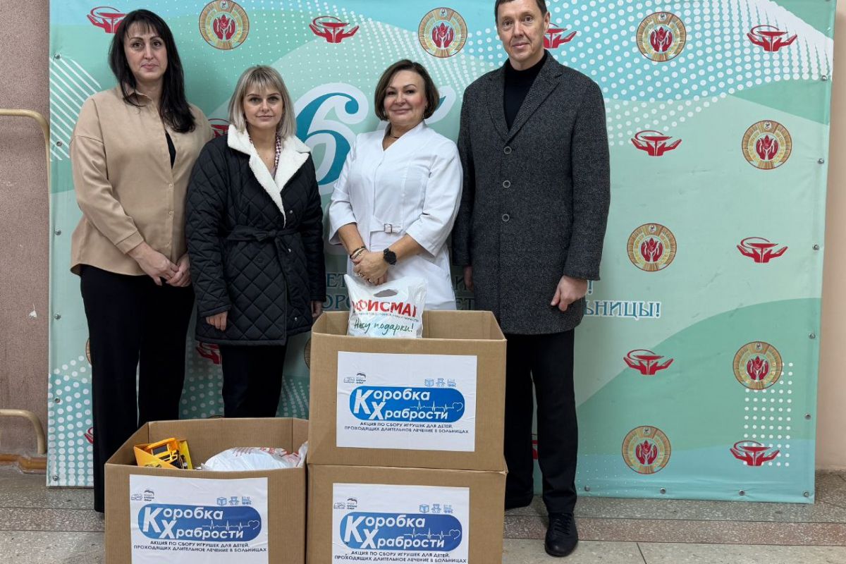 В Волжском активисты партпроекта «Крепкая семья» передали подарки маленьким пациентам городской детской больницы