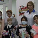 Коробка храбрости: «Единая Россия» передала подарки в детское отделение Ваныкинской больницы