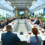 Обучение педагогике участников СВО, проведение памятных акций за рубежом, поддержка ТОСов: «Единая Россия» определила планы работы с волонтёрскими и молодёжными НКО на 2026 год