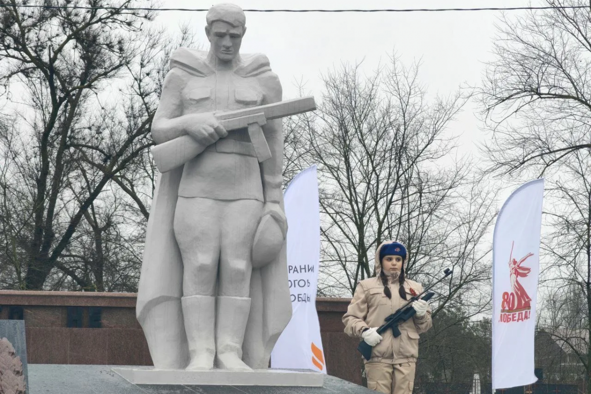 При поддержке «Единой России» на Ставрополье открыты Парты Героев, Комната боевой славы и обновлённый мемориал