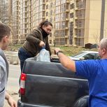 Сотрудники петербургского исполкома «Единой России» и молодогвардейцы передали жителям ДНР питьевую воду и медикаменты