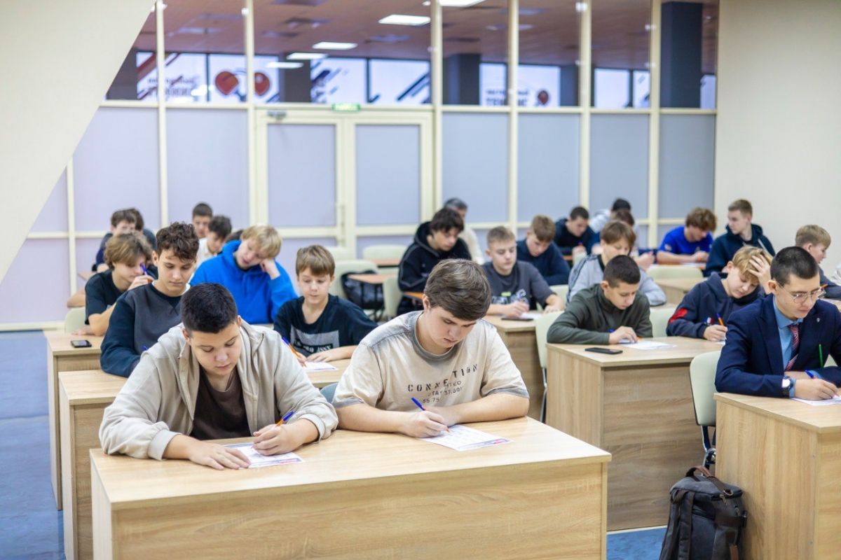 Участники партийного проекта «Выбор сильных» писали патриотический диктант