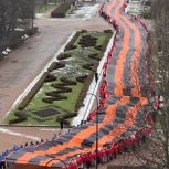 «Молодая Гвардия» и «Волонтёрская Рота» провели в Санкт-Петербурге флешмоб в честь Дня рождения «Единой России»