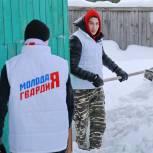 Новосибирские единороссы очистили от снега двор частного дома труженицы тыла