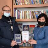 Единоросс передал в Сакскую городскую библиотеку книги