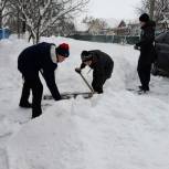 Выездная бригада помощи очистила снег в Гулькевичском районе