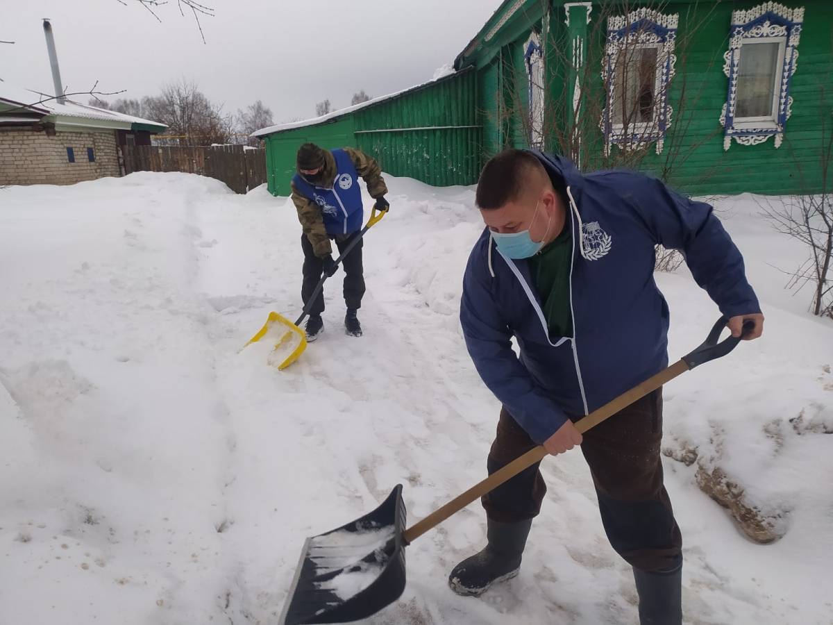 Волонтеры Приволжского района помогают пенсионерам в уборке снега