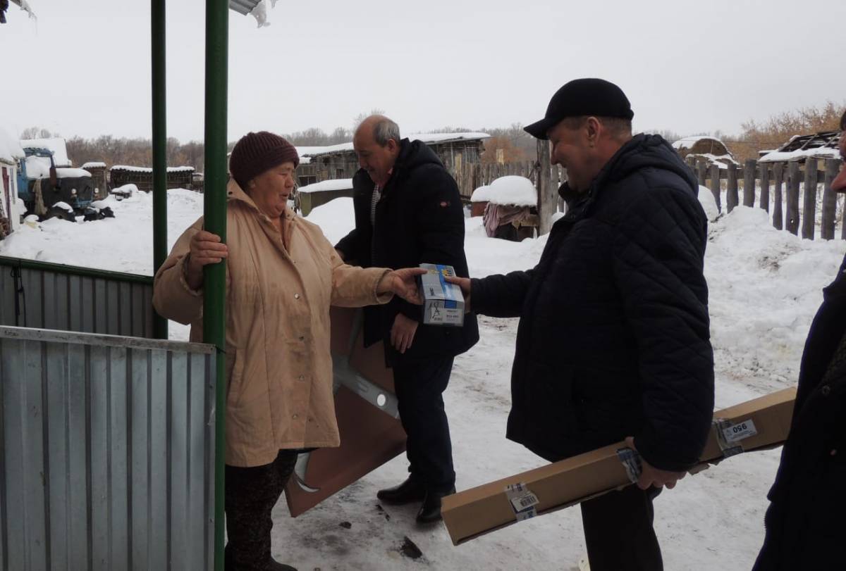 Партийцы помогли пожилой паре с обустройством дома