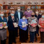 Муниципальные депутаты Мещанского района пополнили библиотечный фонд ветеранской организации