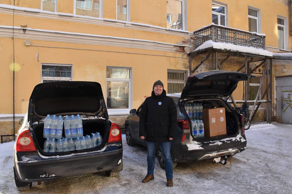 Волонтеры передали в Госпиталь для ветеранов войн бутилированную воду и  средства личной гигиены