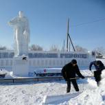 Ко Дню защитника Отечества в Верхнеуральском районе активисты очистили от снега территорию у памятника «Солдату – освободителю»