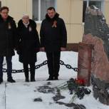 Кольские единороссы возложили цветы к памятникам и мемориалам