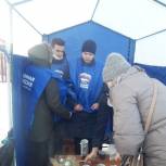 Волонтеры «Единой России» напоили чаем участников «Лыжни России» в Липецке