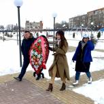 В преддверии Дня защитника Отечества волонтеры возлагают цветы к мемориалам