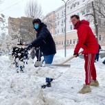 Московские единороссы помогают городским службам справляться со снежными завалами