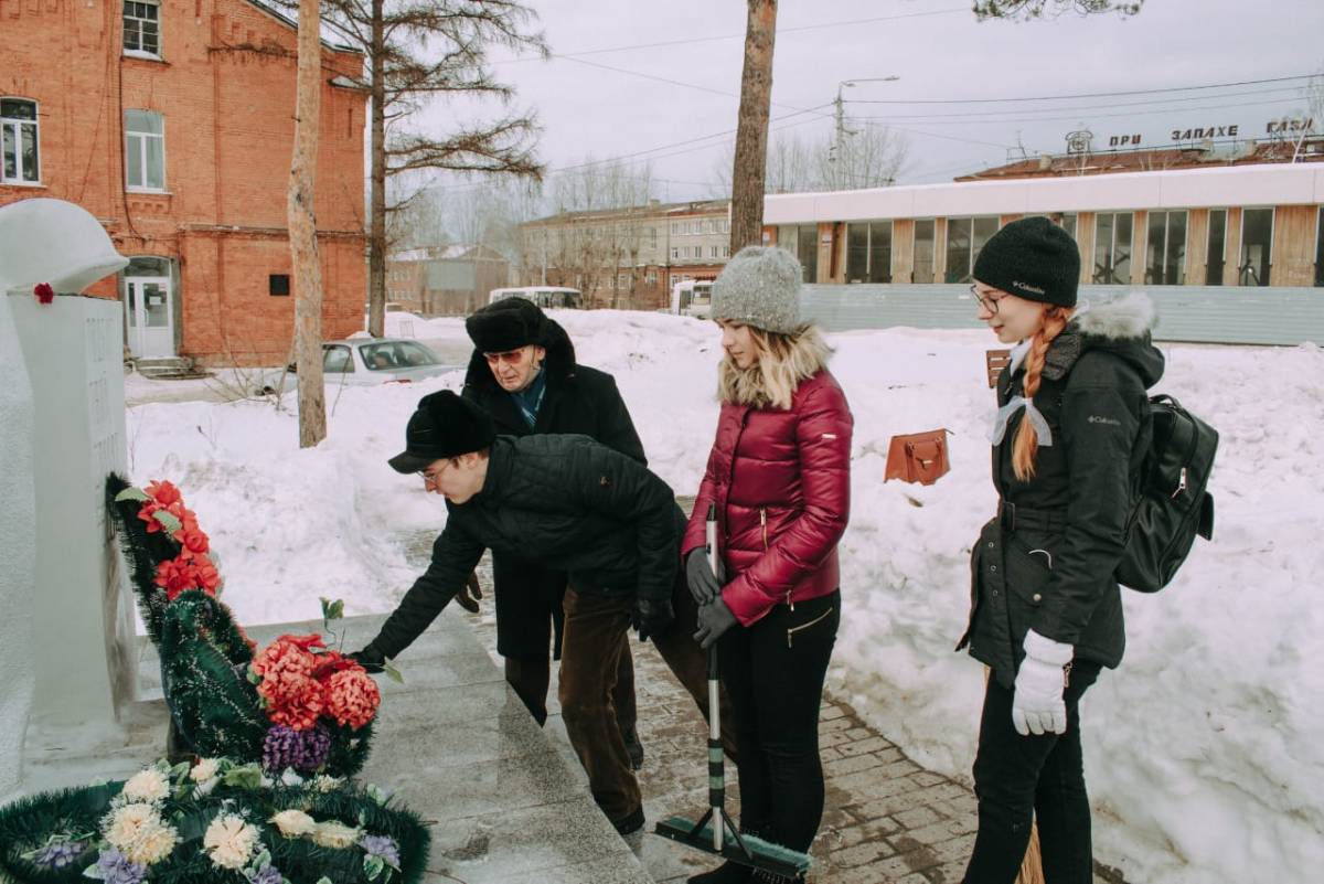 Акция памяти героев. Защитим память героев. Возложение цветов Томск. Защитим память героев акция к 23.