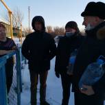Депутаты вместе с волонтерами отвезли питьевую воду жителям деревни Крутые Выселки