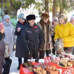 Волонтеры Волжского района расчистили снег под окнами ветерана и спели его любимые песни