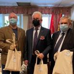 Московские депутаты передали продуктовые наборы в ветеранские организации