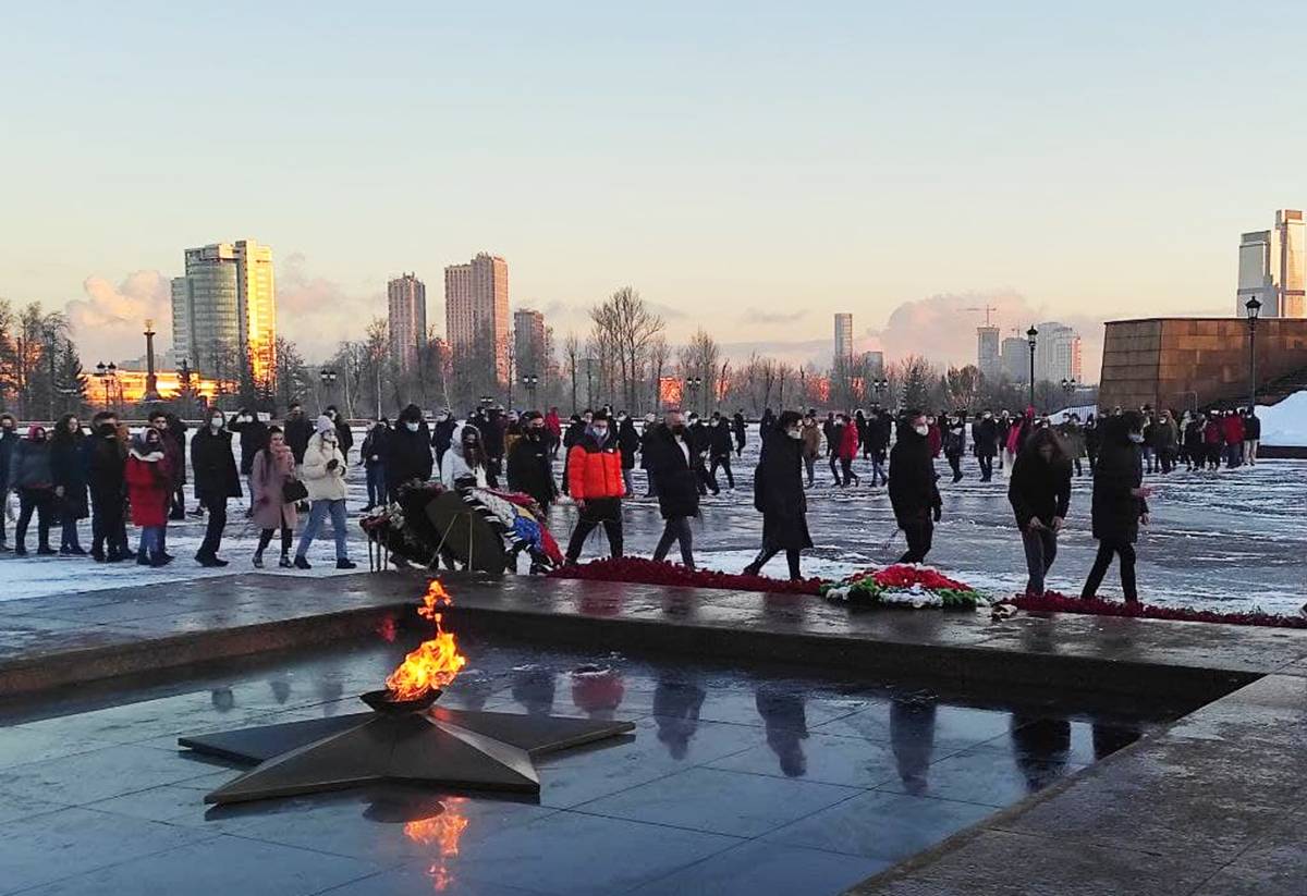 В честь победы. Парк Победы Москва 14 декабря. Возложение парк Победы. Возложение цветов Сталинград.