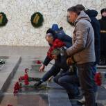 К сотням мемориалов и воинских захоронений по всей стране возложили цветы в память о защитниках Отечества