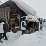 Осинниковские молодогвардейцы помогли убрать снег пенсионерке