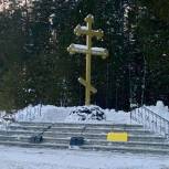 Депутат – единоросс вместе с семьей очистила от снега Поклонный крест и беседку на въезде в поселок Новосибирской области
