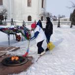 Почепские волонтеры провели акцию по уборке снежных заносов на территории мемориалов