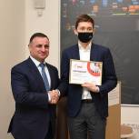 Арутюн Сурмалян вручил сертификат на получение квартиры призеру международного шахматного турнира Андрею Есипенко